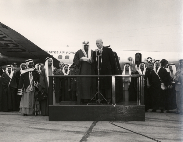 Le roi Saoud Ben Abdelaziz prononçant un discours lors de l'une de ses visites aux États-Unis. Fondation du Roi Abdelaziz pour la recherche et les archives (Darah)