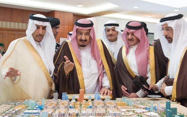 Le roi Salmane inaugure et lance un certain nombre de projets dans la ville industrielle de Jubail en 2017.