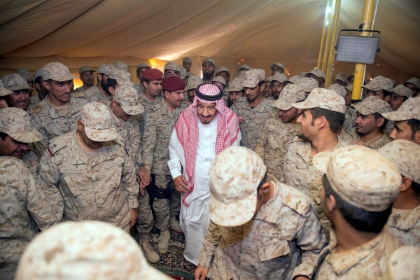 Le roi Salmane avec des membres des forces terrestres royales saoudiennes. (SPA)