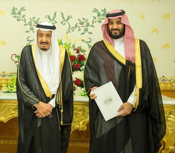 Le roi Salmane ben Abdulaziz et le Prince héritier Mohammed ben Salmane après l'approbation par le Conseil des ministres de la Saudi Vision 2030. (SPA)