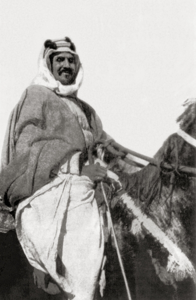 Le roi Abdelaziz sur le dos de son cheval en 1923. Fondation du Roi Abdelaziz pour la recherche et les archives (Darah)