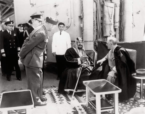 Le roi Abdelaziz avec le président américain Franklin Roosevelt en 1945. Fondation du Roi Abdelaziz pour la recherche et les archives (Darah)