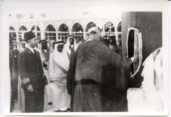 Le roi Abdulaziz essuie le coin Yemini pendant le Tawaf autour de la Sainte Kaaba. Fondation du Roi Abdelaziz pour la recherche et les archives (Darah)