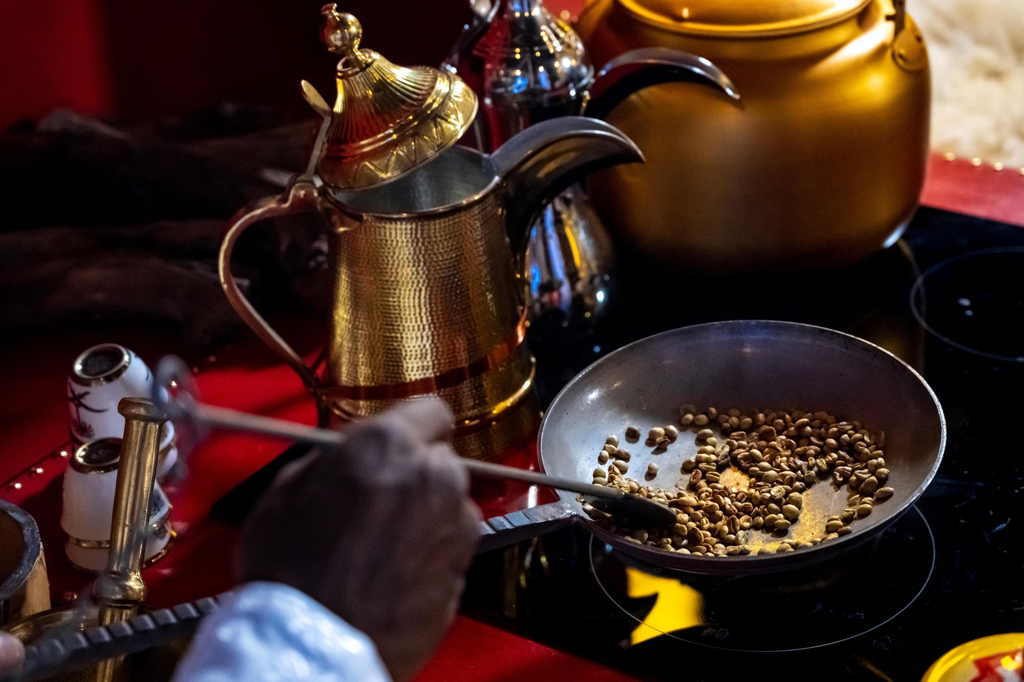 Torréfaction des grains de café avant de les moudre en vue de la préparation du café saoudien. (SPA)