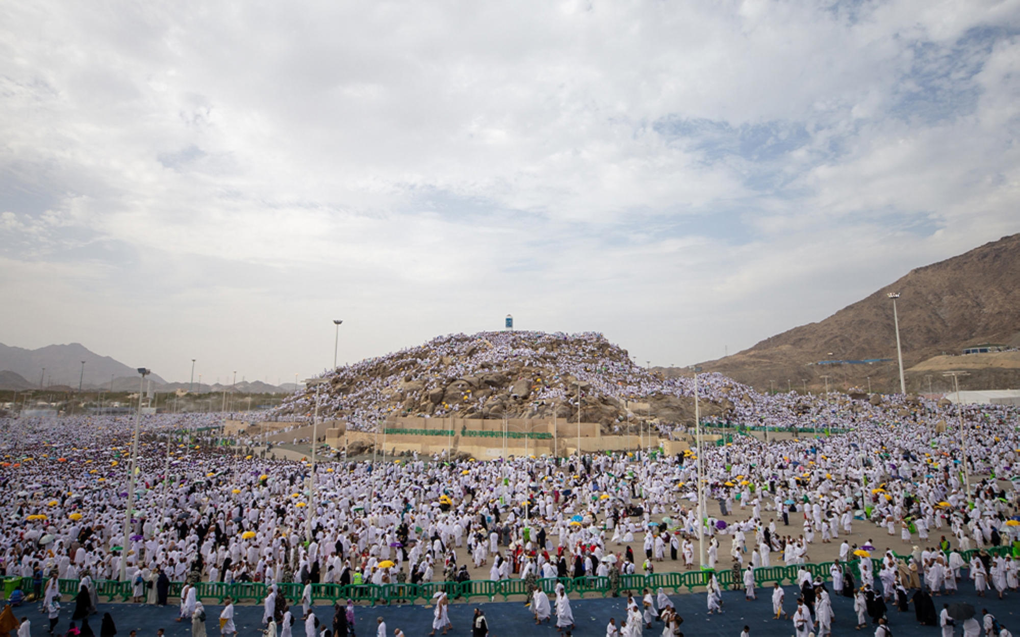 Pèlerins se tenant debout à Arafat pendant l&#039;accomplissement du pèlerinage du Hadj. (Saudipedia)