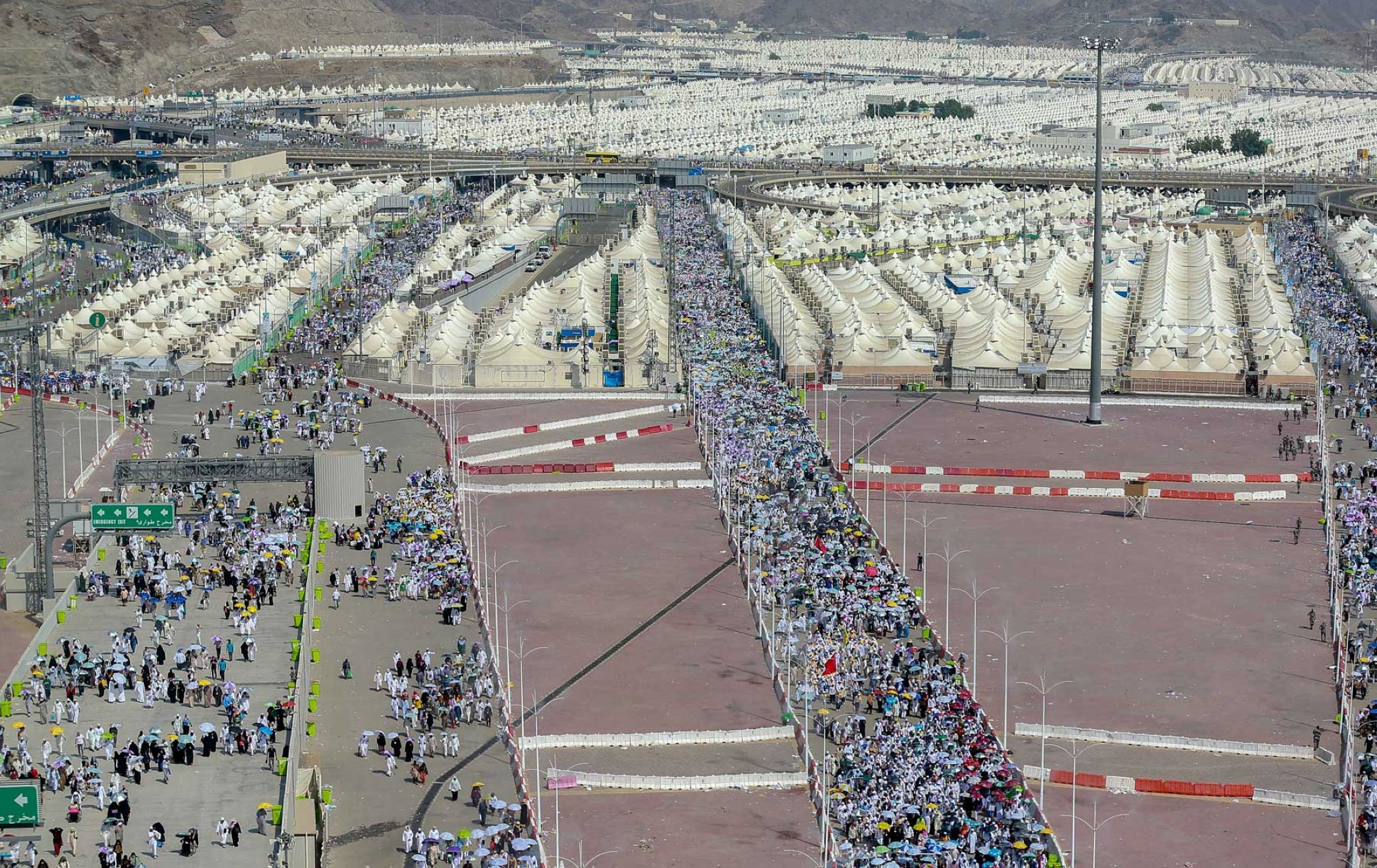 Pèlerins sur le site de Mina afin d&#039;effectuer le Hadj. (Saudipedia)