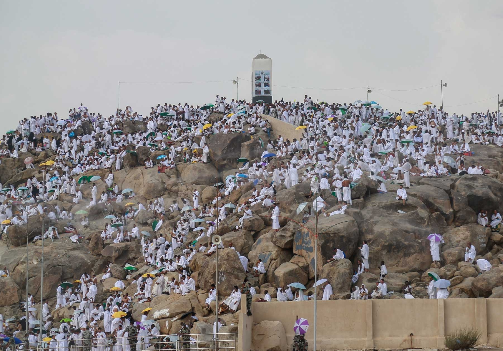 Pèlerins sur le mont de la Miséricorde au niveau du site d&#039;Arafat pendant la saison du Hadj en 2016. (SPA)