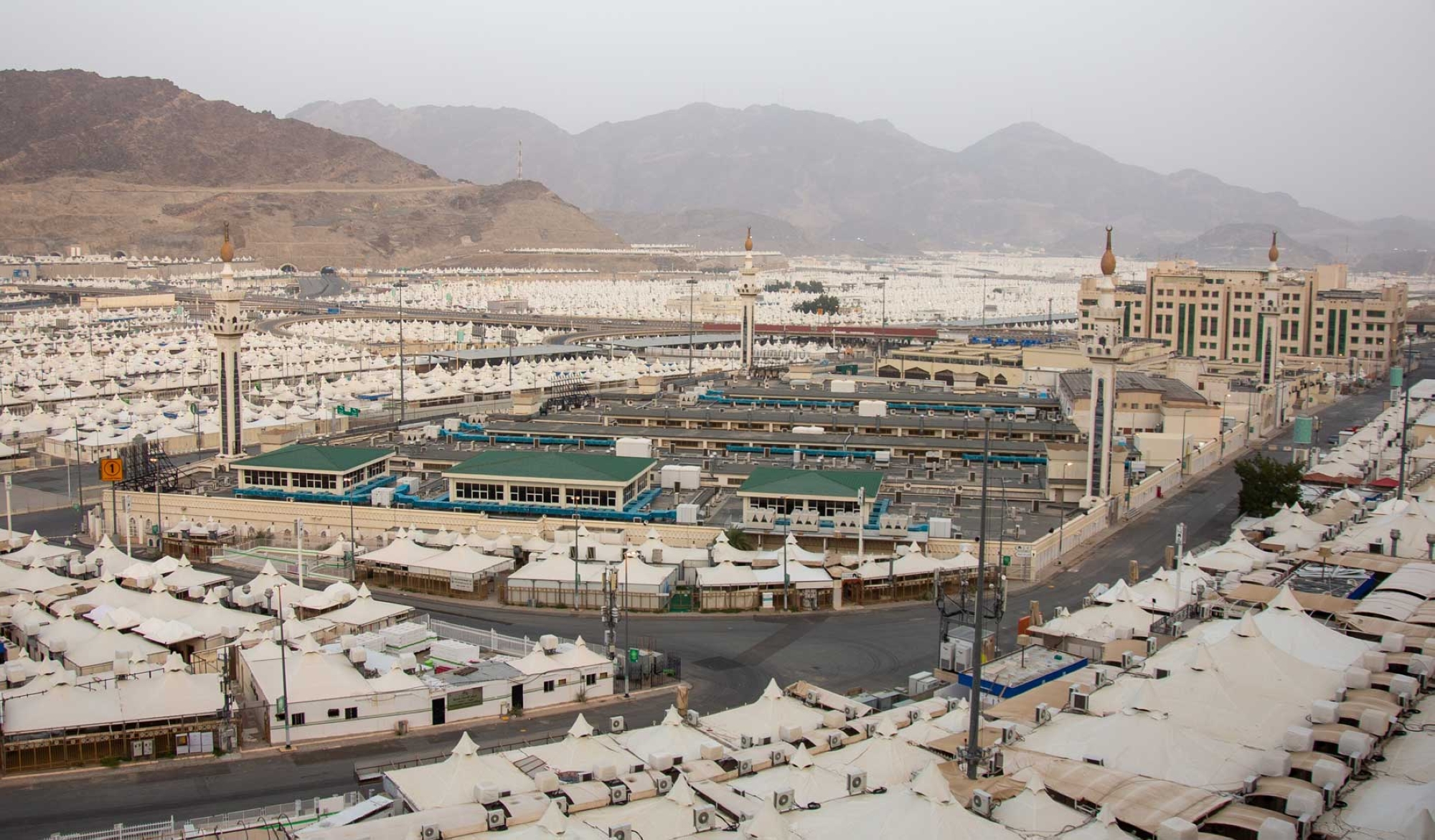 La mosquée Al-Khayf, située sur le site de Mina, à La Mecque. (Saudipedia)