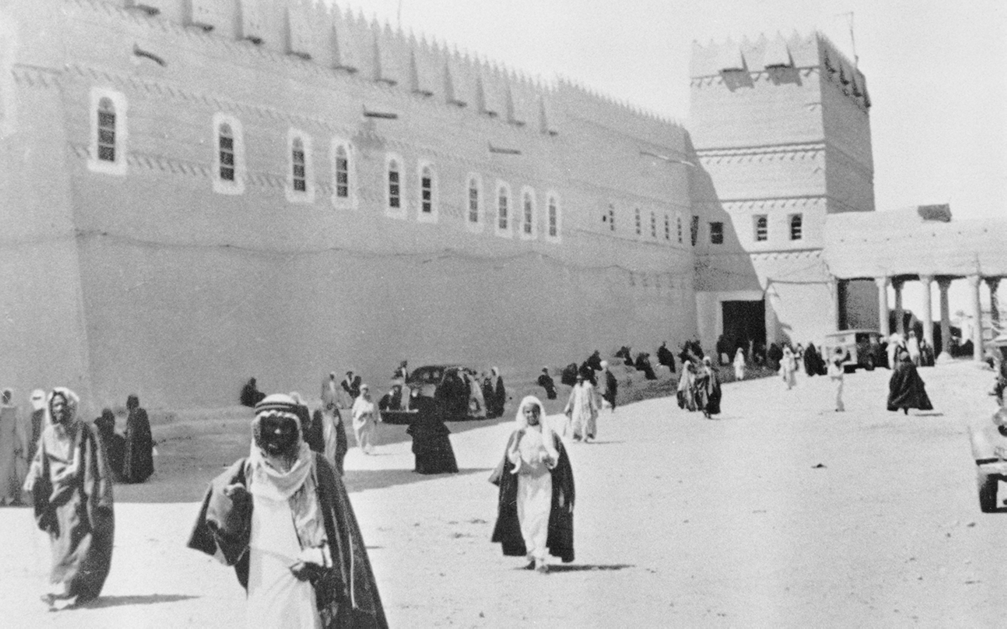 La porte principale du Palais al-Hukm, donnant sur la place Al-Safat. George Randal (1937). (Fondation de Darah)