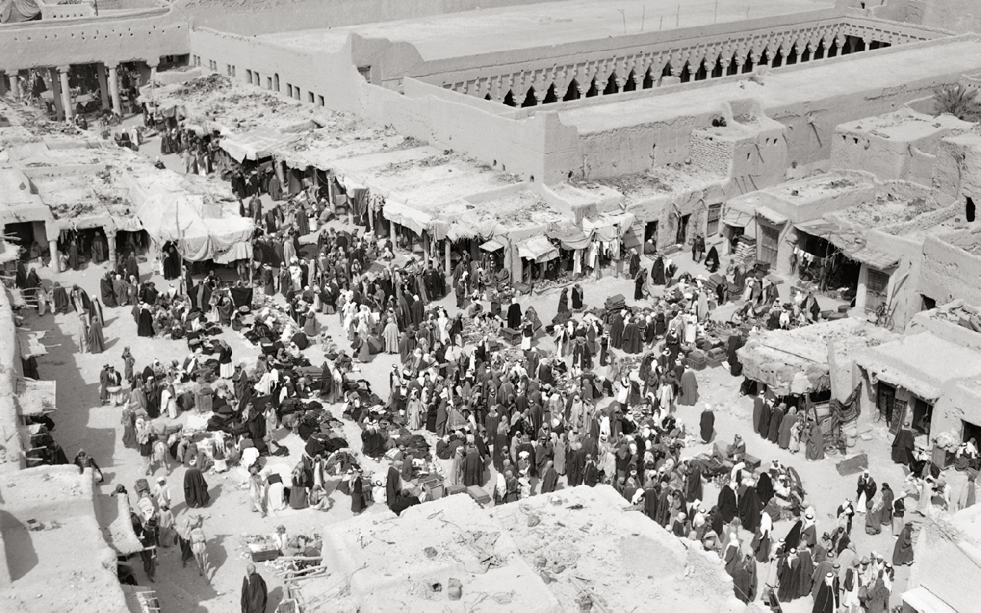 Vue aérienne de la Grande Mosquée de Riyad et du marché adjacent T.F. Walters. 1949. (Fondation de Darah)