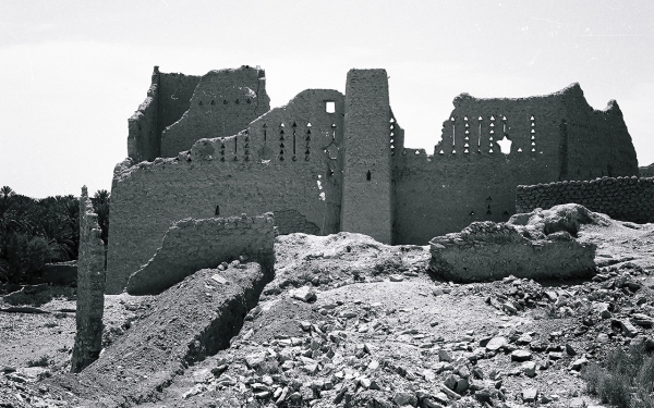 Image extérieure de quelques ruines de bâtiments en terre à Dariya. Bill Rogue. 1967-1969. (Fondation de Darah)