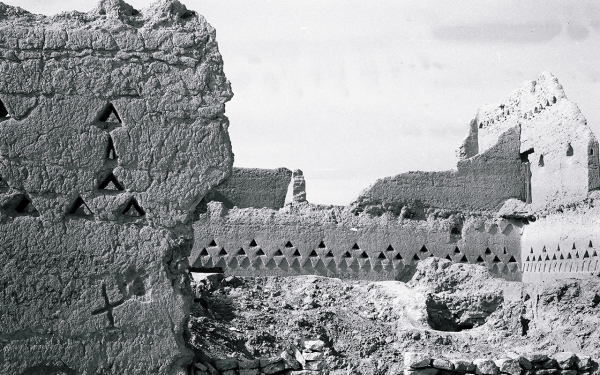 Ruines de bâtiments en terre à Dariya. Bill Rogue. 1967-1969. (Fondation de Darah)