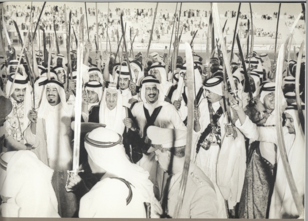 Le Roi Khaled et ses frères en pleine cérémonie de l’<i>al-Ardah</i> saoudienne en 1972. (Fondation de Darah)