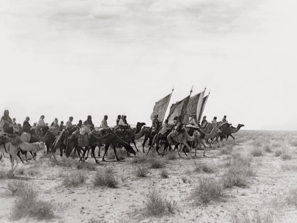 L’armée du roi Abdelaziz dans l’une des campagnes pour unifier le Royaume à proximité de la ville de Thaj dans la région de l’est. Fondation du Roi Abdelaziz pour la recherche et les archives (Darah)