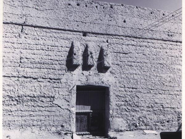 Porte d’Al-Masmak, située dans la partie ouest du palais, en 1975. Fondation du Roi Abdelaziz pour la recherche et les archives (Darah)