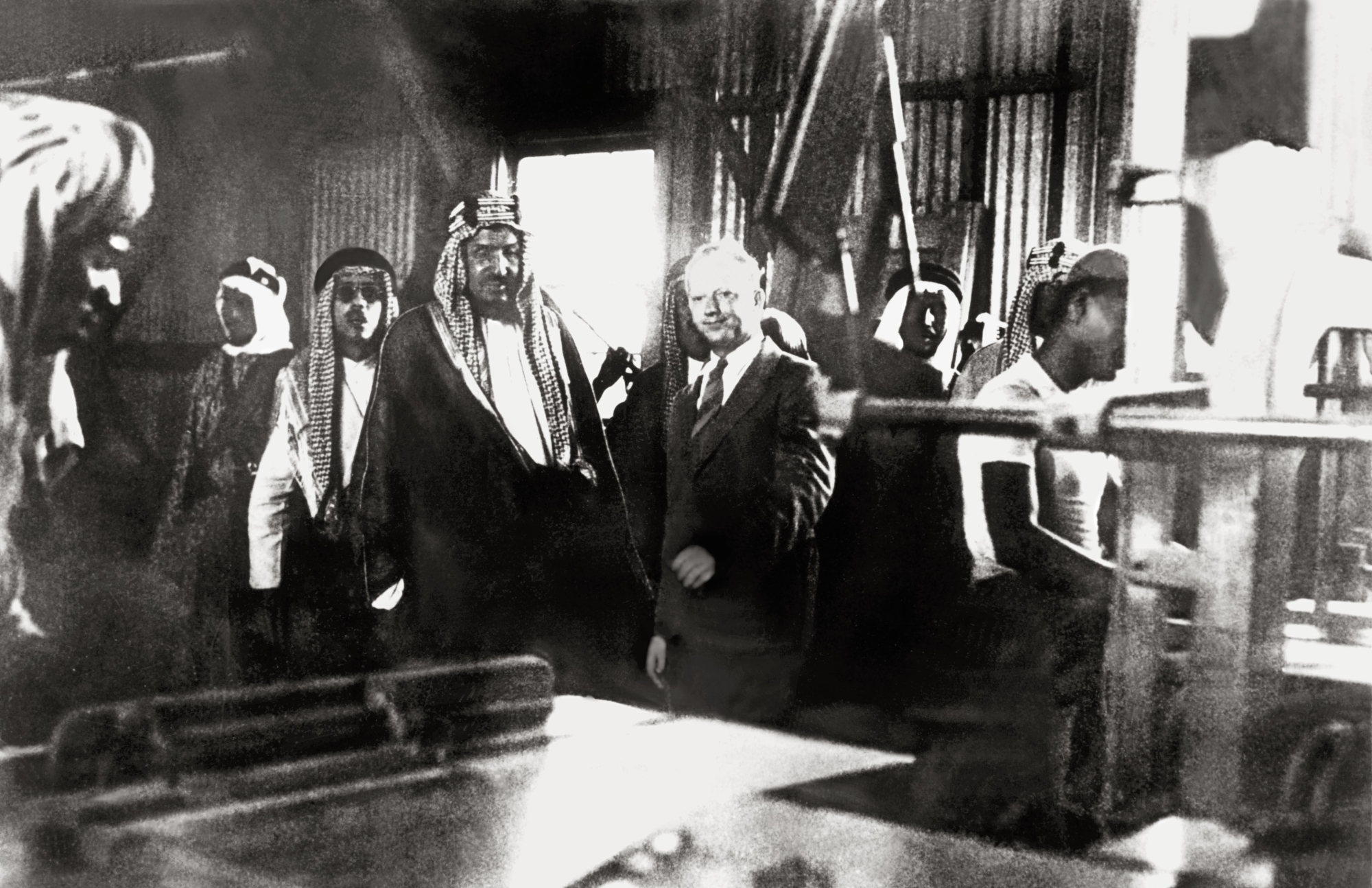 Le Roi Abdelaziz a visité l&#039;atelier d&#039;équipement d&#039;Aramco à Dhahran en 1939. (Saudi Aramco)