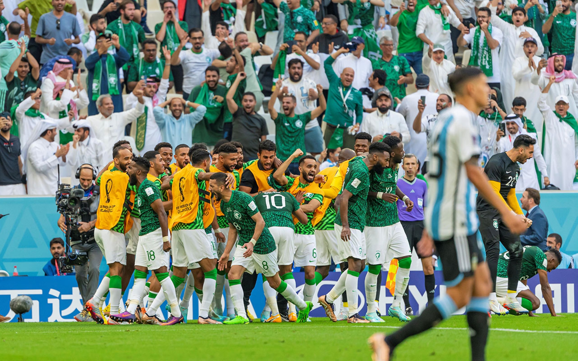 Célébration des joueurs de l&#039;équipe nationale saoudienne senior après la victoire contre l&#039;équipe argentine lors de la Coupe du monde 2022 organisée par le Qatar. (SPA)