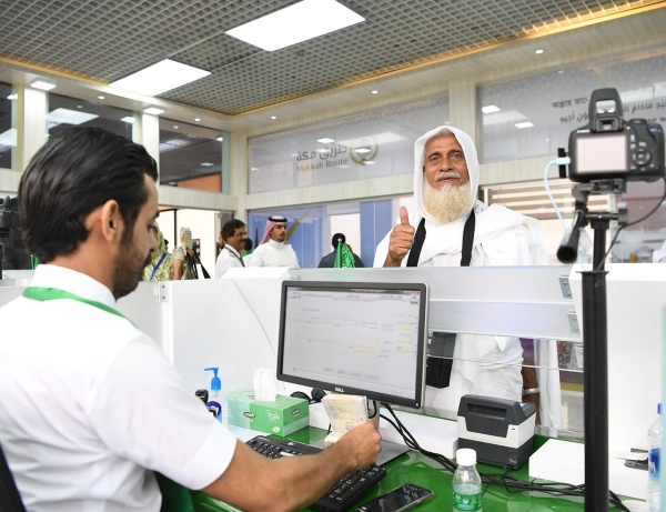 Un pèlerin effectuant les procédures à l’aéroport dans le cadre de l’initiative « Route de La Mecque » visant à faciliter le Hadj. (SPA)