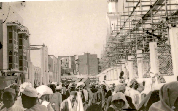 Photo montrant les travaux de l’expansion saoudienne de la Mosquée du Prophète en 1971. Livre de Anis Shourdi. (Fondation du Roi Abdelaziz à Darah)