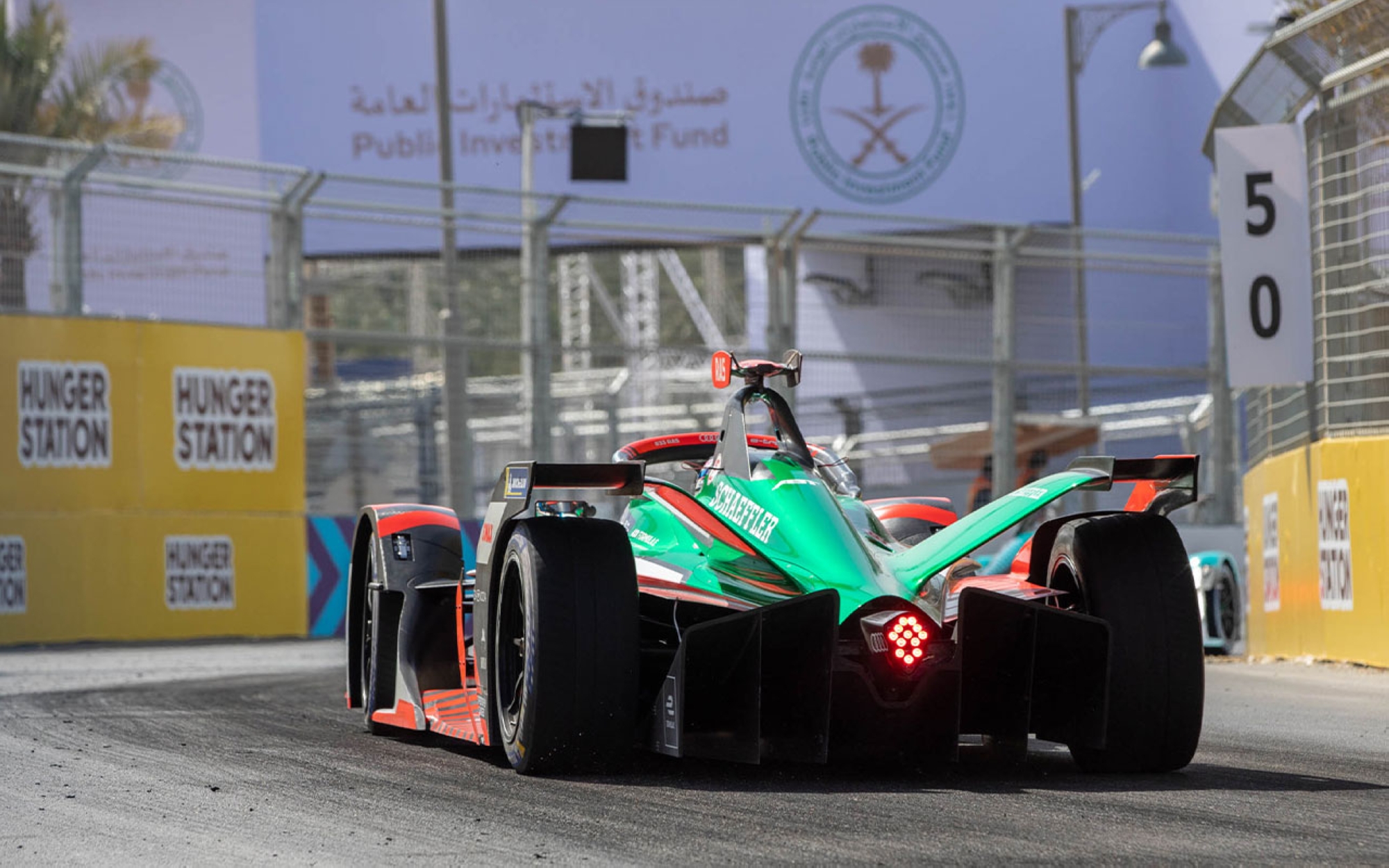 La voiture de course du pilote René Rast lors de la course de Formule E de 2018 à Dariya. (Ministère des Sports)