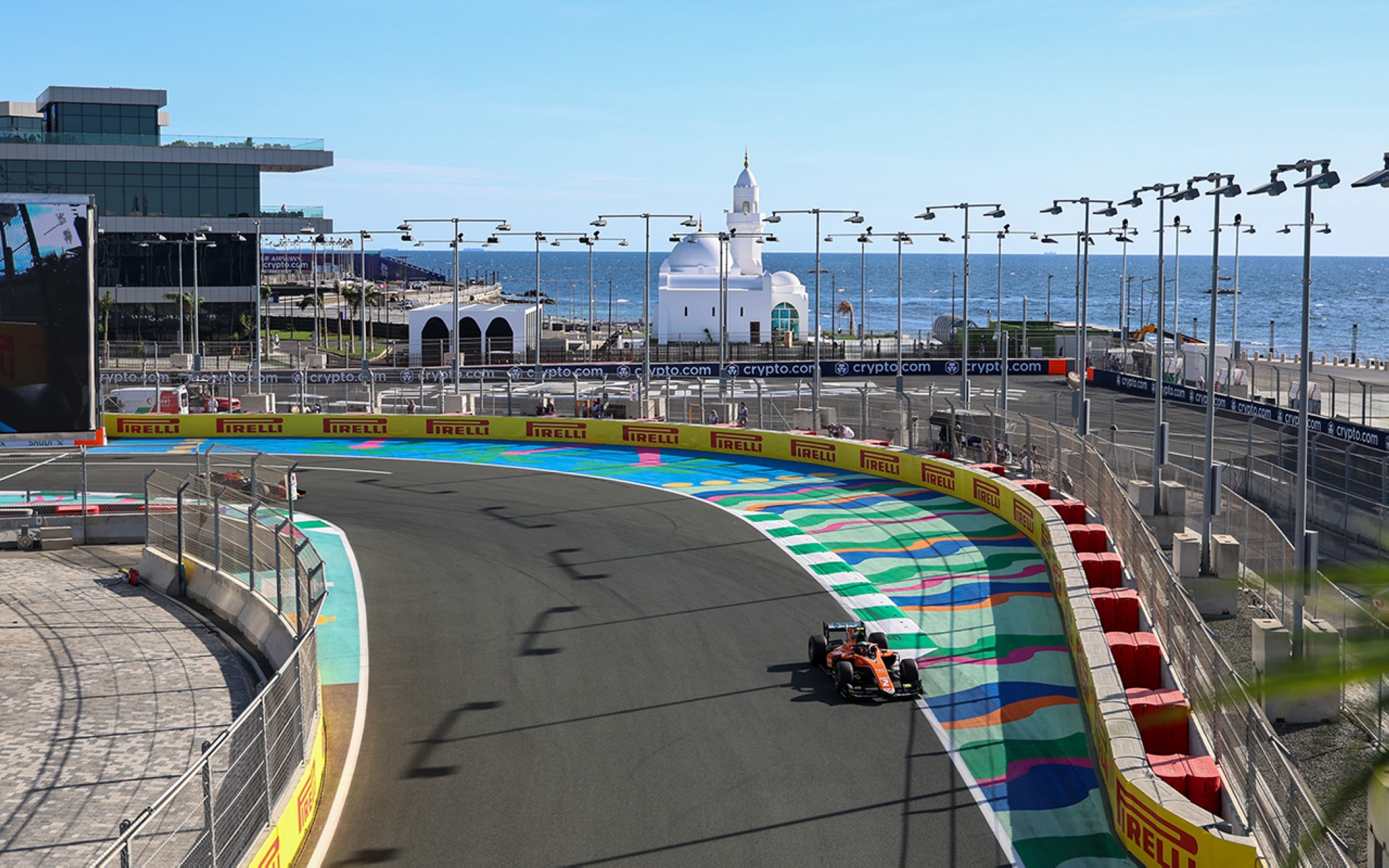 Une voiture de l’un des pilotes participant à la course du circuit de Formule 1 sur le front de mer de Djeddah. (Saudipedia)