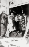 Le Roi Abdulaziz inspecte le puits n° 7. Il apparaît en présence du prince Saoud et du président d’Aramco, Floyd Ohliger. Fondation du Roi Abdelaziz pour la recherche et les archives (Darah)