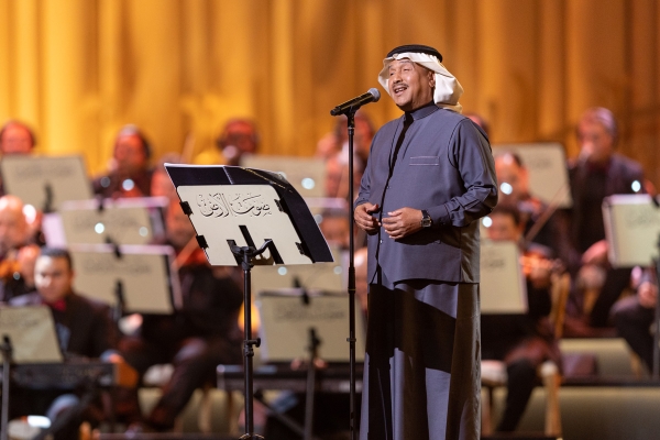 Mohammed Abdu chantant lors de la soirée « Earth Voice Night », en hommage à Talal Maddah. (Saudipedia)