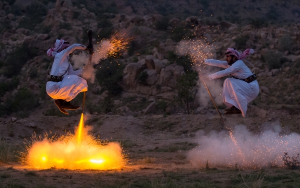 Le <i>Taasheer </i>est une danse guerrière et constitue un art ancien du Hijaz. (Unveil Saudi)