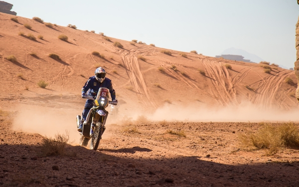 Pilote de moto lors du rallye Dakar organisé dans le Royaume. (Saudipedia)