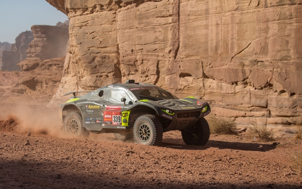 L’une des voitures participant au Rallye Dakar organisé dans le Royaume. (Saudipedia)