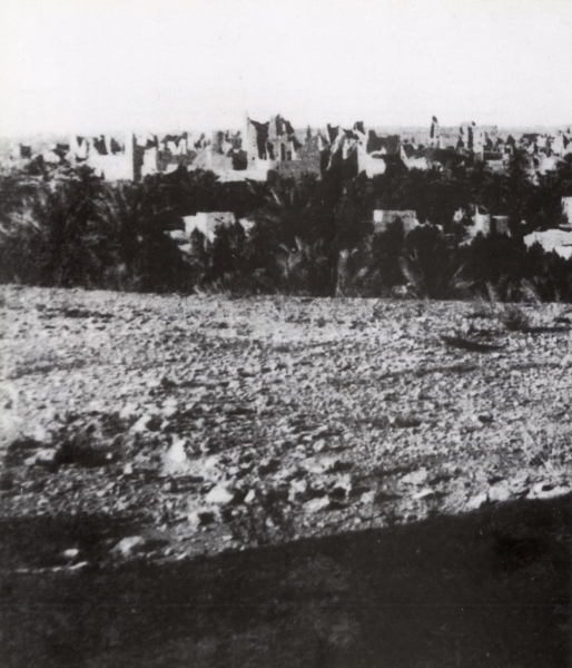 A photo from outside Turaif neighborhood in Diriyah showing mud houses and palm plantations. Gerard Leachman. 1912. (Darah)