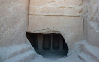 Inscriptions et écritures se trouvant à l&#039;entrée d&#039;une maison archéologique à Madian Chou&#039;ayb, dans la province de Tabuk. (Saudipedia)