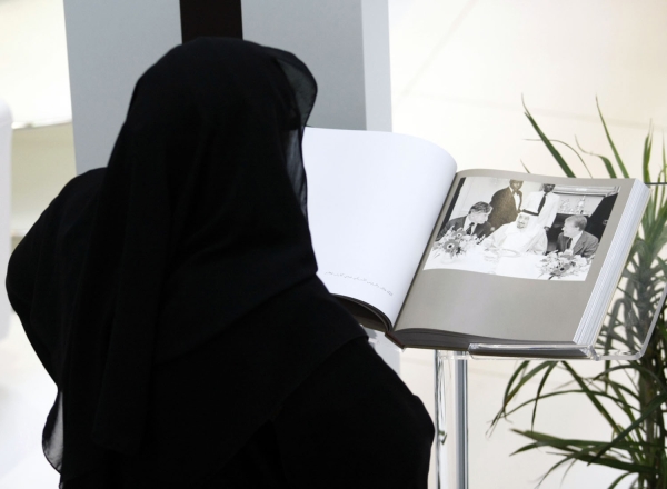 Une femme lit un livre à la Foire internationale du livre de Riyad. (Saudipedia)