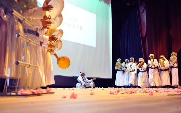 Une troupe saoudienne exécutant la danse Majroor à l'aide de tambourins. (SPA)