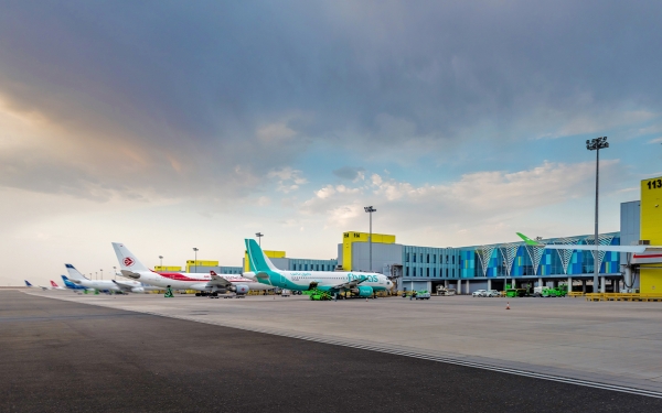 Un avion à l’aéroport international du Prince Mohammed Ben Abdelaziz à Médine. (Agence de presse saoudienne)