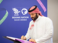 Le prince héritier Mohammed Ben Salmane signant le dossier de candidature pour l&#039;organisation de la Coupe du monde. (Centre des médias de la Fédération saoudienne de football)