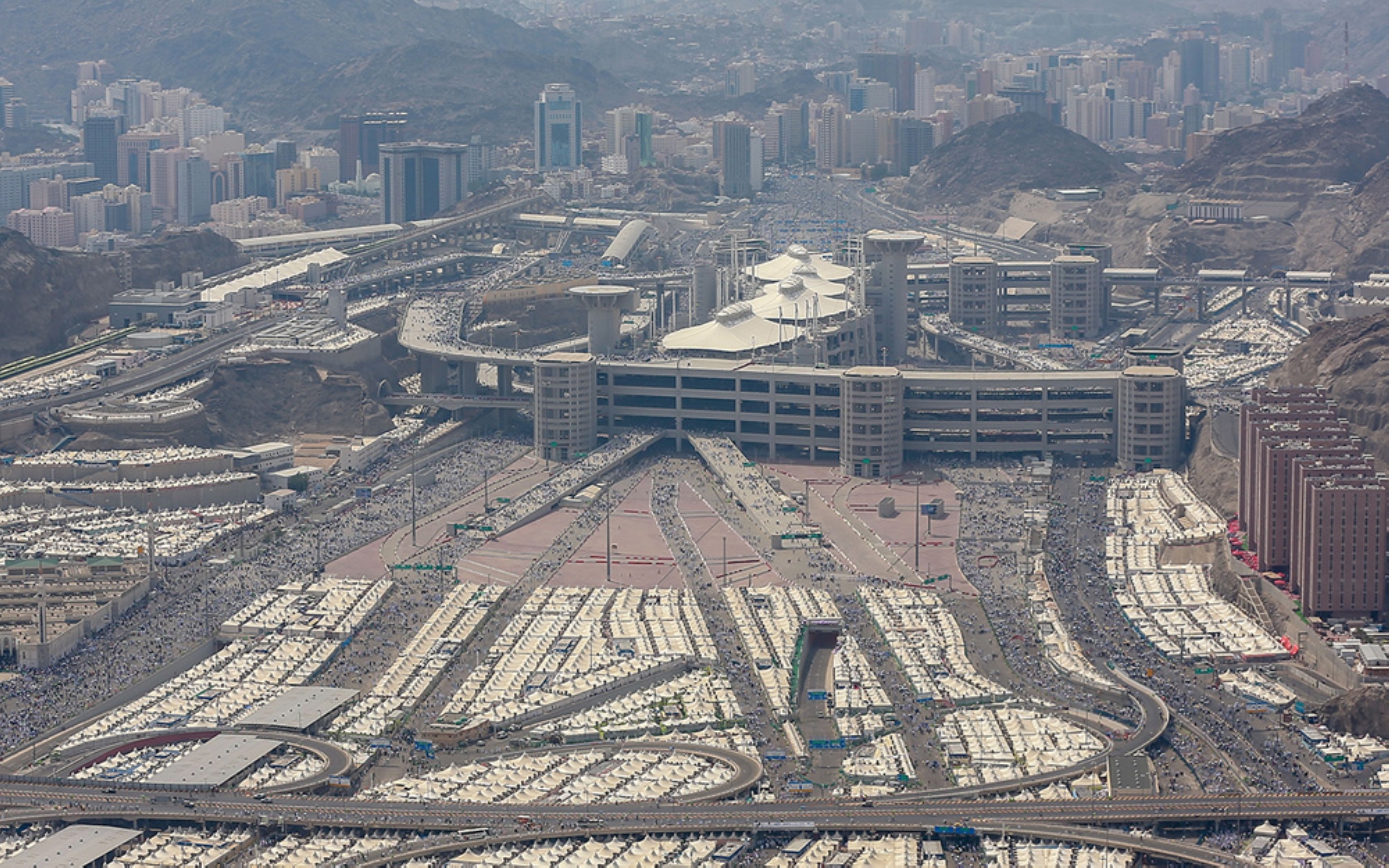 Le site sacré de Mina, où les pèlerins passent la plupart des jours du Hadj. (Saudipedia)