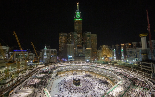 Fidèles et pèlerins à la Grande Mosquée de La Mecque pendant le mois du ramadan. (Saudipedia)