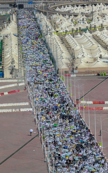 Des pèlerins sur l’une des routes piétonnes du site sacré de Mina. (Saudipedia)