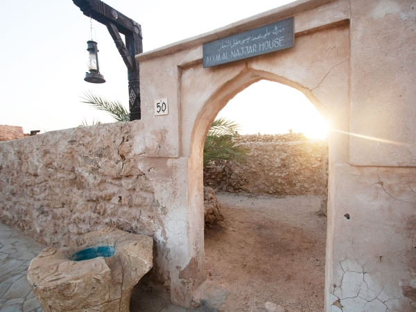 Une des premières maisons du village d'Al-Qassar. (Saudipedia)