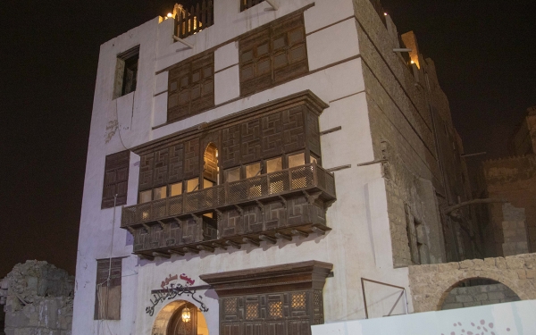 Les Rawashins sont des fenêtres saillantes sur les façades des maisons traditionnelles dans les villes de la région ouest (Saudipedia).