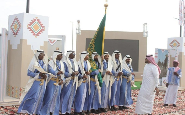 Le drapeau de l’Alardah saoudienne au milieu des rangées d’artistes (SPA).