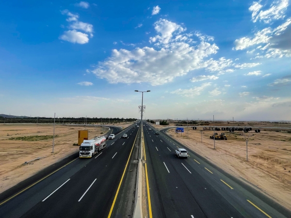 L’autoroute 40, l’une des principales routes terrestres du Royaume, qui commence à Djeddah et se termine à Dammam. (Saudipedia)