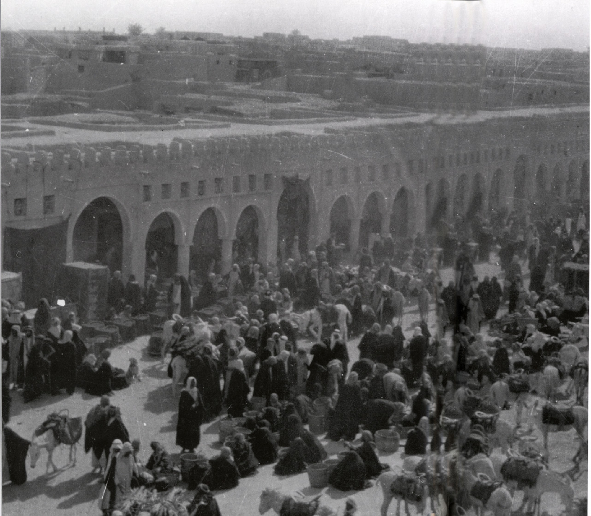 Une photo historique du Souq d’Al-Qaisariya dans la ville d’Al-Hofuf. (Fondation Roi Abdelaziz pour la Recherche et les Archives)