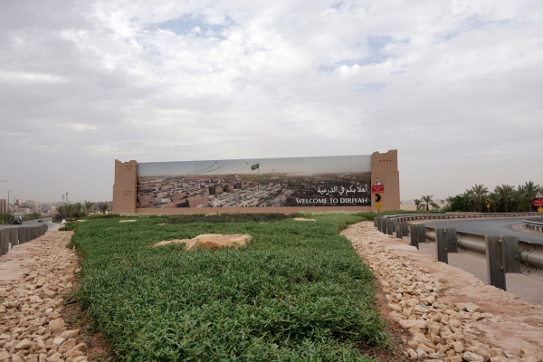 Un panneau de bienvenue à l’entrée de la zone historique de Diriyah (Saudipedia).