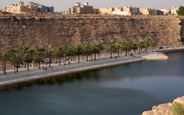 Wadi al-Batha est l’un des affluents du Wadi Hanifa à Riyad. (Saudipedia) Une rive du Wadi Hanifa après son développement et sa réhabilitation à Riyad. (Saudipedia)