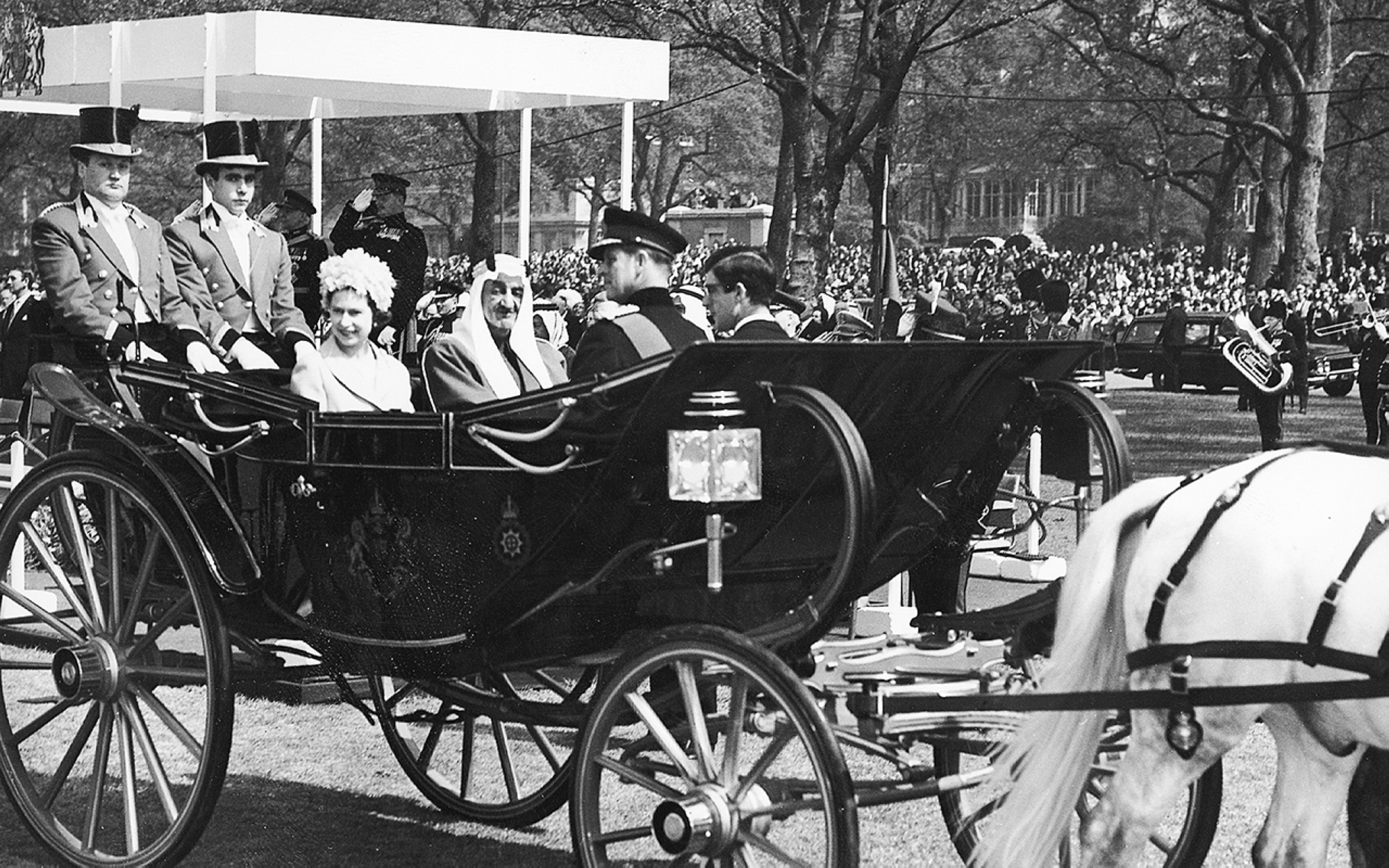 Le roi Fayçal ben Abdelaziz et la reine Élisabeth en Angleterre en 1976. (Fondation du Roi Abdelaziz pour la recherche et les archives (Darah))