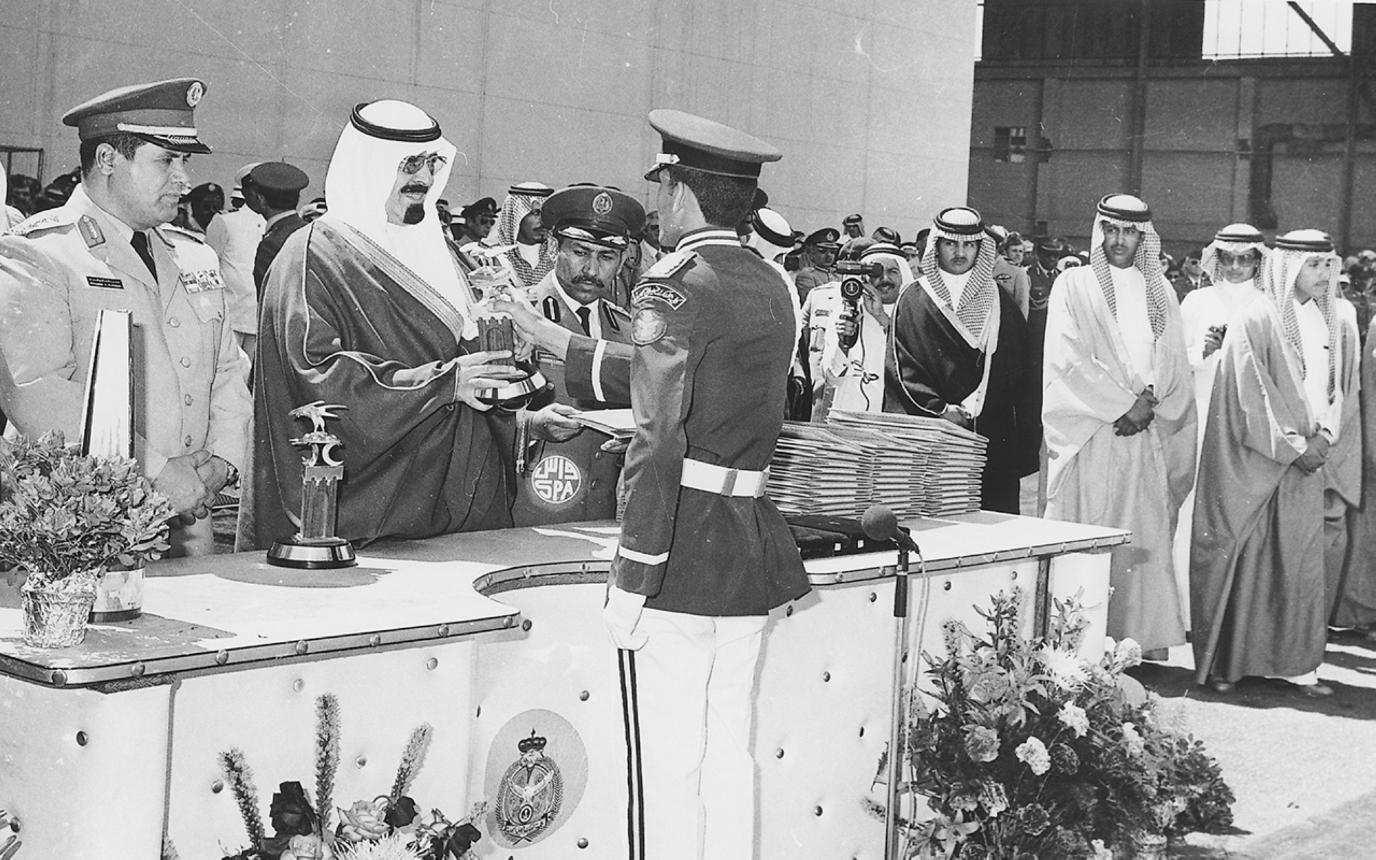 Le roi Abdallah soutient la cérémonie de remise des diplômes aux étudiants de l&#039;École d&#039;aviation du Roi Faiçal. (Fondation du roi Abdelaziz pour la recherche et les archives (Darah))