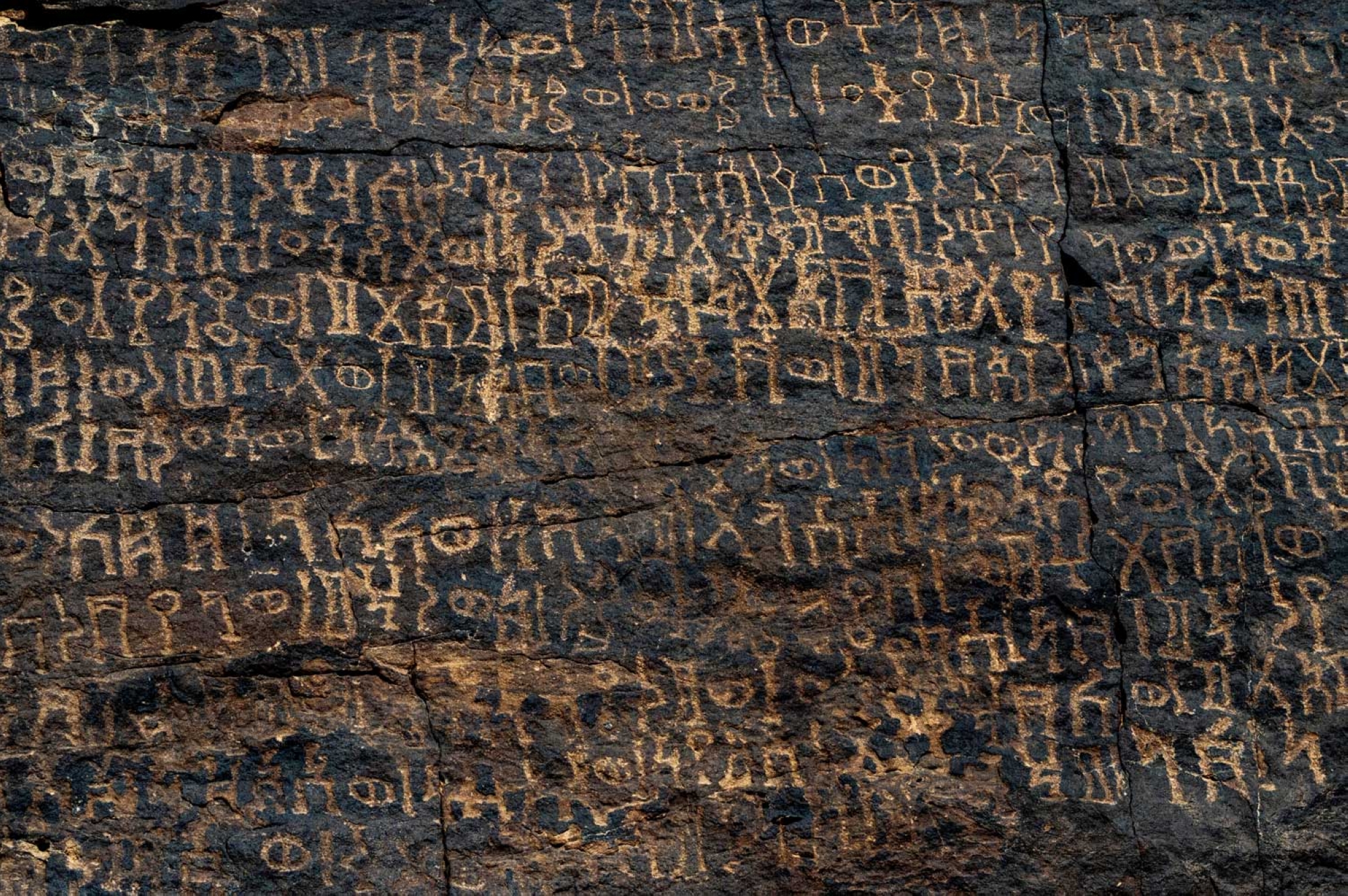 Inscriptions et écrits rupestres dans l’aire culturelle de Hima dans la province de Najran. (SPA)