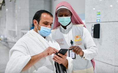 Un employé du service de traduction des Deux Saintes Mosquées à La Mecque apporte son aide à un pèlerin. (Agence de presse saoudienne)